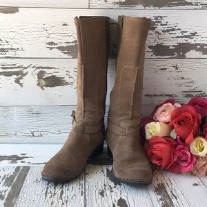 Clark’s tan suede buckle boot